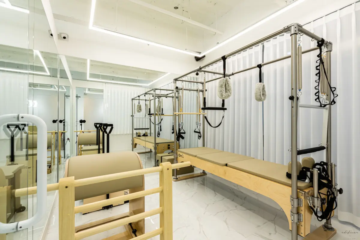 화이트톤 프리미엄 필라테스 스튜디오 인테리어